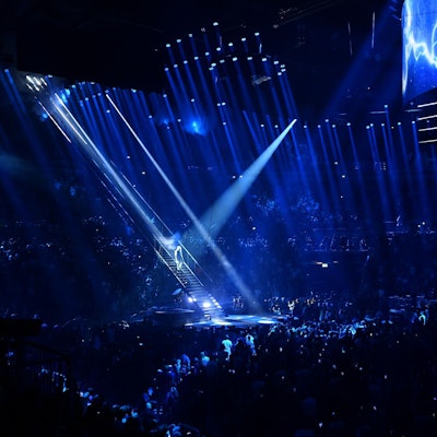 Über eine lange Treppe betrat Stefan Raab die Arena von der Hallendecke aus.