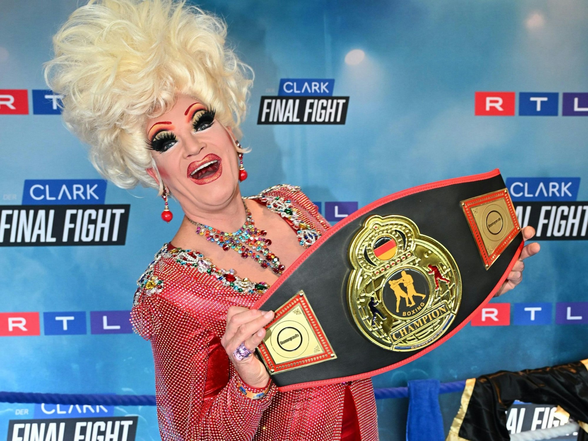 Olivia Jones beim Boxkampf zwischen Stefan Raab und Regina Halmich.