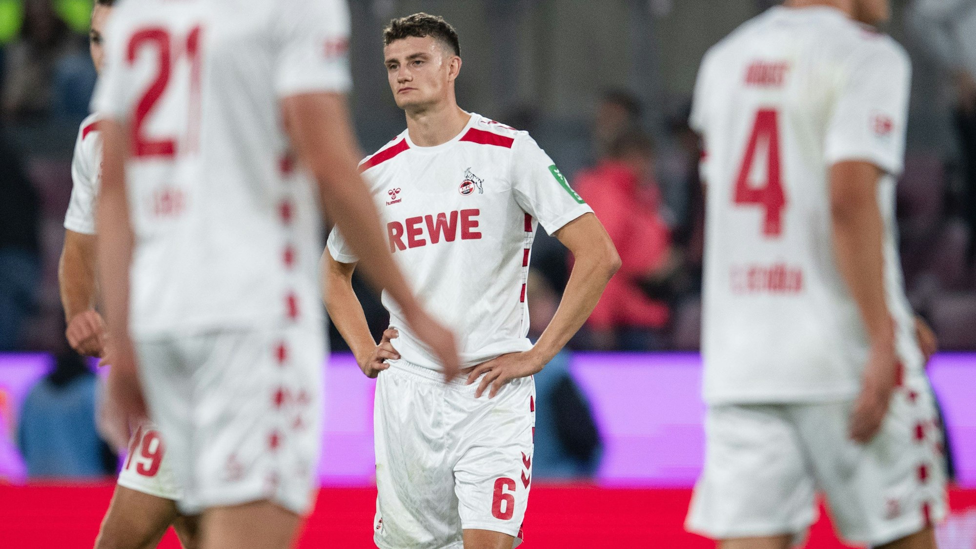 Kölns Eric Martel wirkt nach der Partie niedergeschlagen.