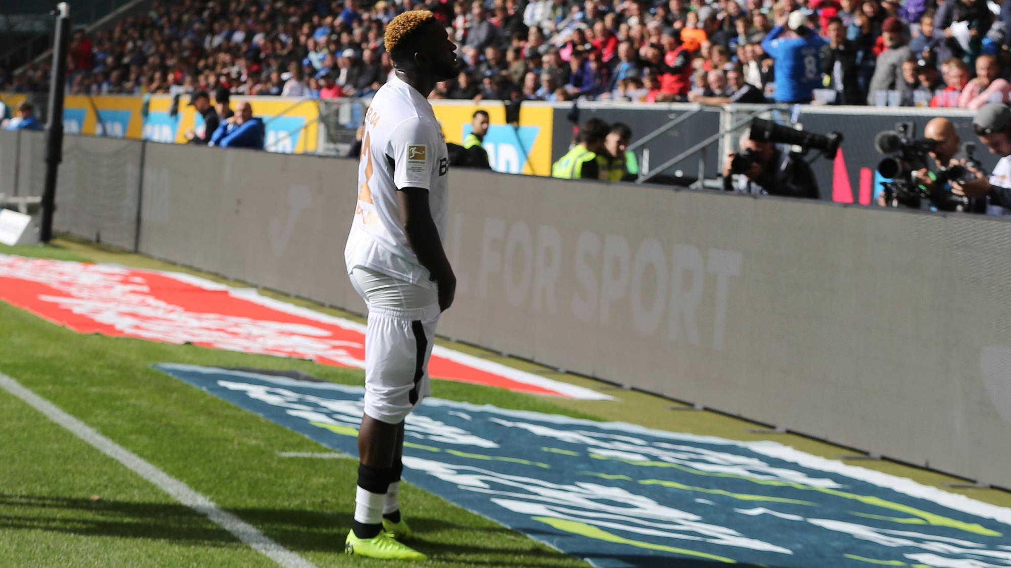 Victor Boniface jubelt mit heruntergelassener Hose nach seinem Tor zum 2:0.