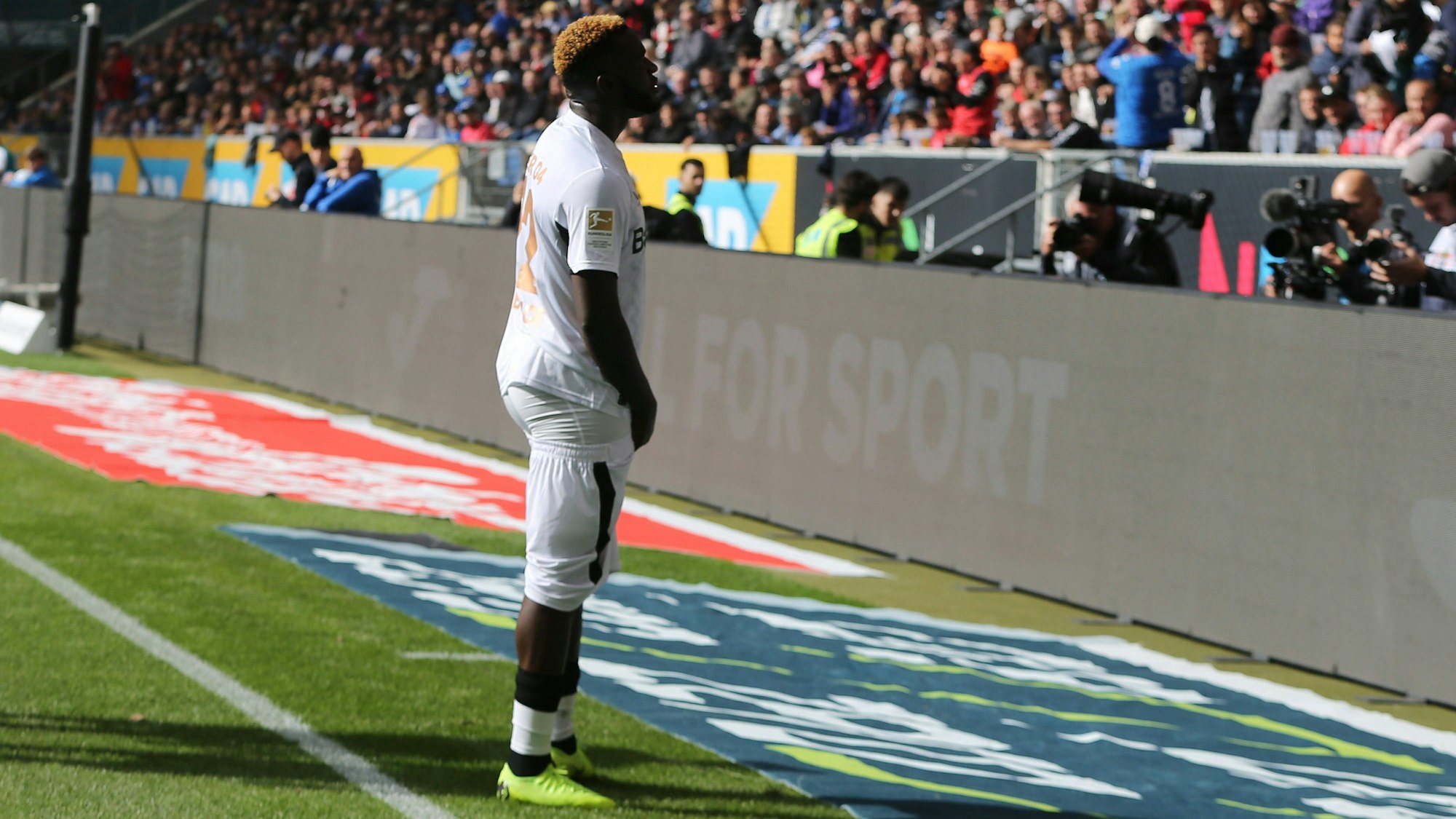 Victor Boniface jubelt mit heruntergelassener Hose nach seinem Tor zum 2:0.