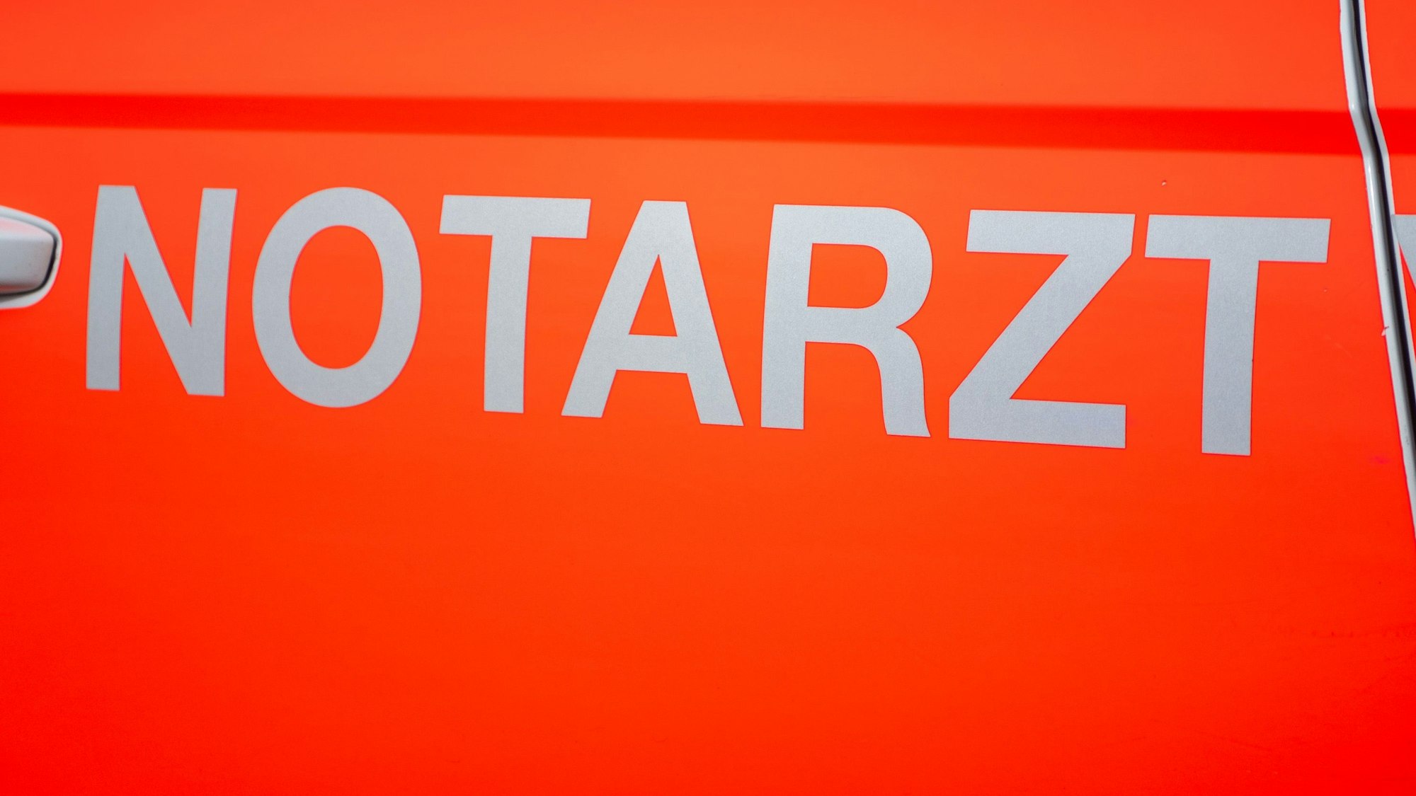 Der Schriftzug „Notarzt“ prangt auf einem Fahrzeug.
