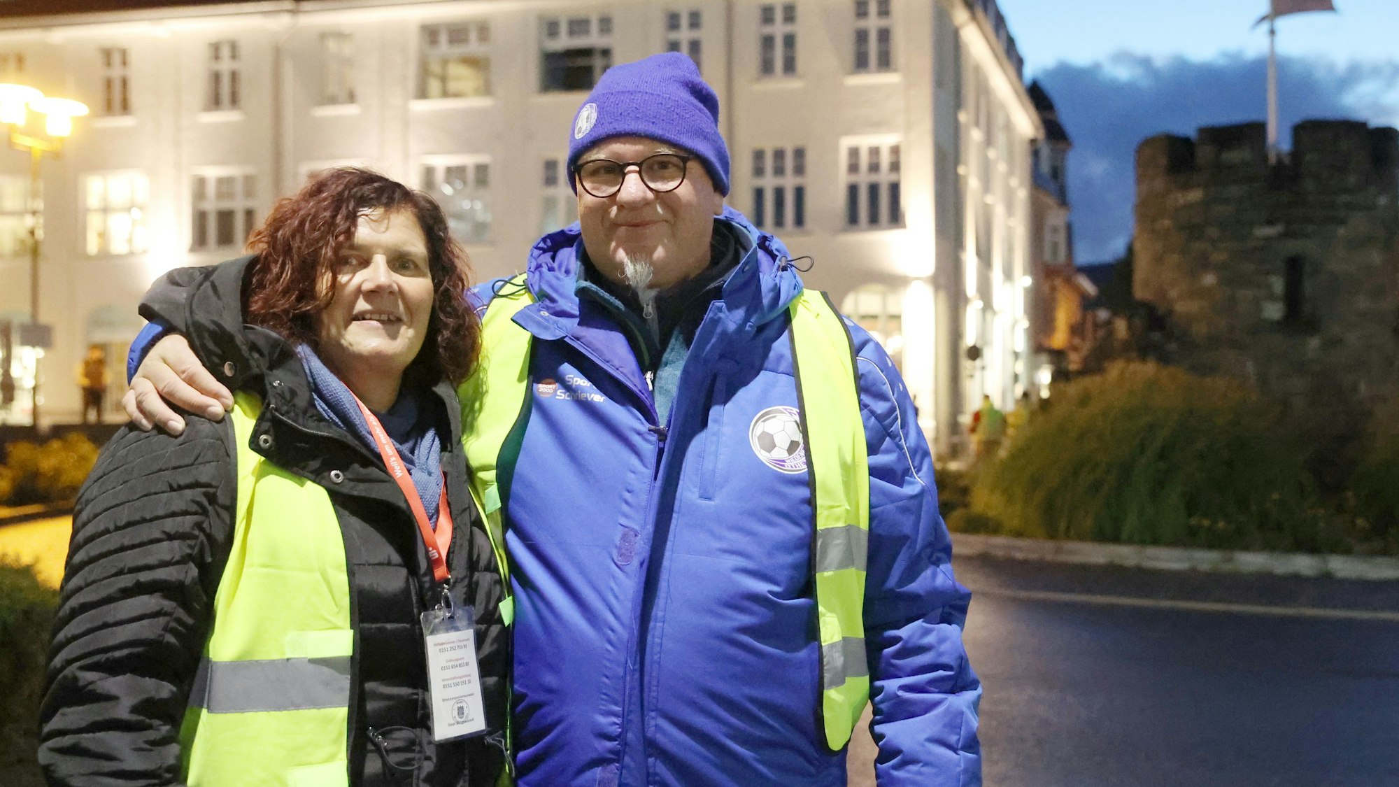 Ein Mann steht mit seiner Frau in der Bergneustädter Innenstadt auf der Straße.