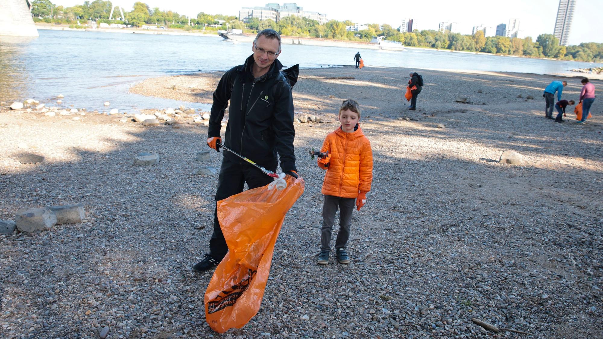 Zwei Müllsammler am Rhein