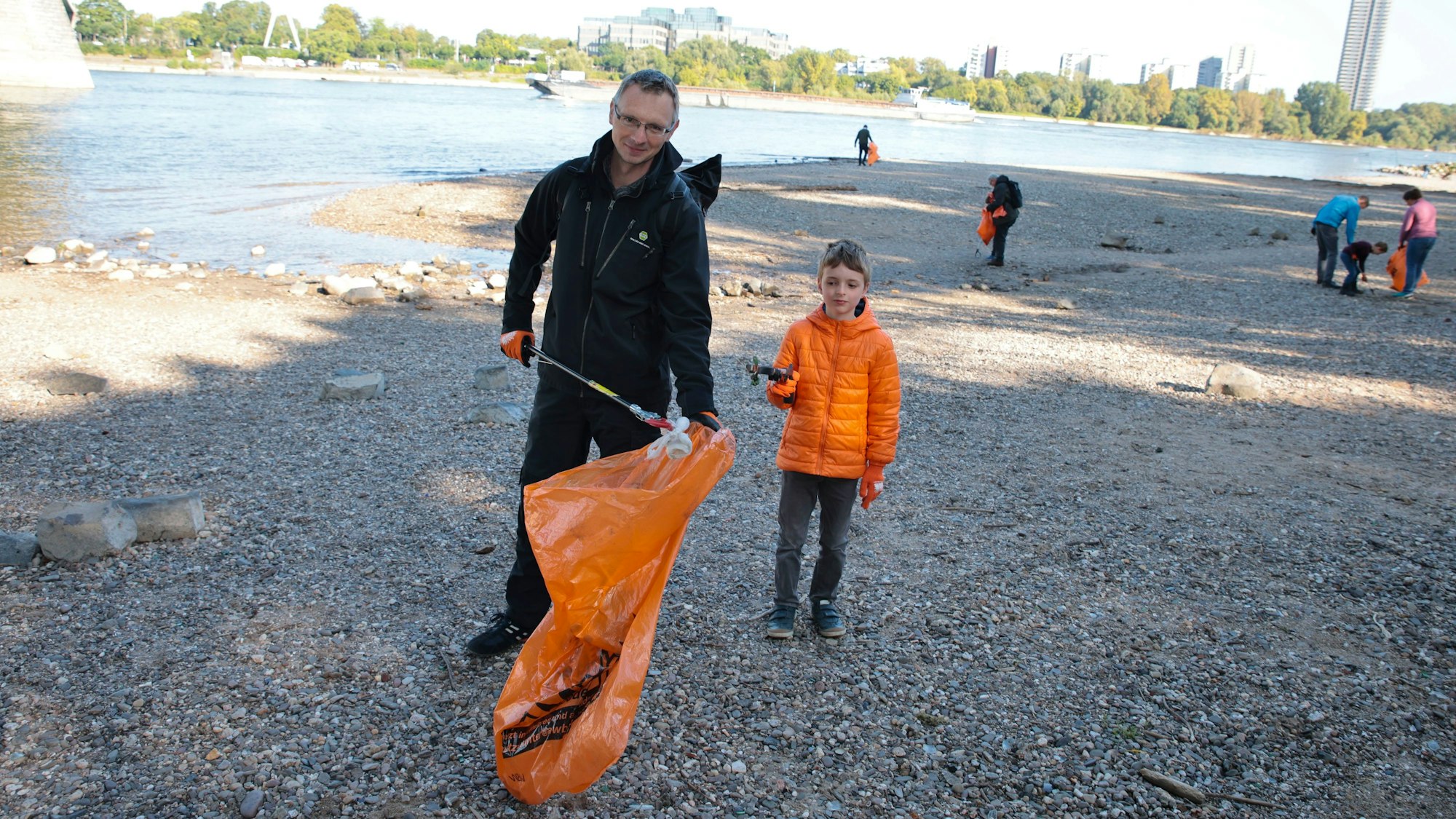 Zwei Müllsammler am Rhein