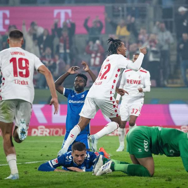 Kölns Torschütze Damion Downs (M) jubelt nach seinem Treffer zum 1:0.