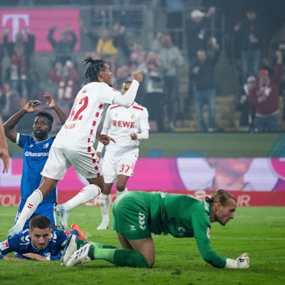 Kölns Torschütze Damion Downs (M) jubelt nach seinem Treffer zum 1:0.
