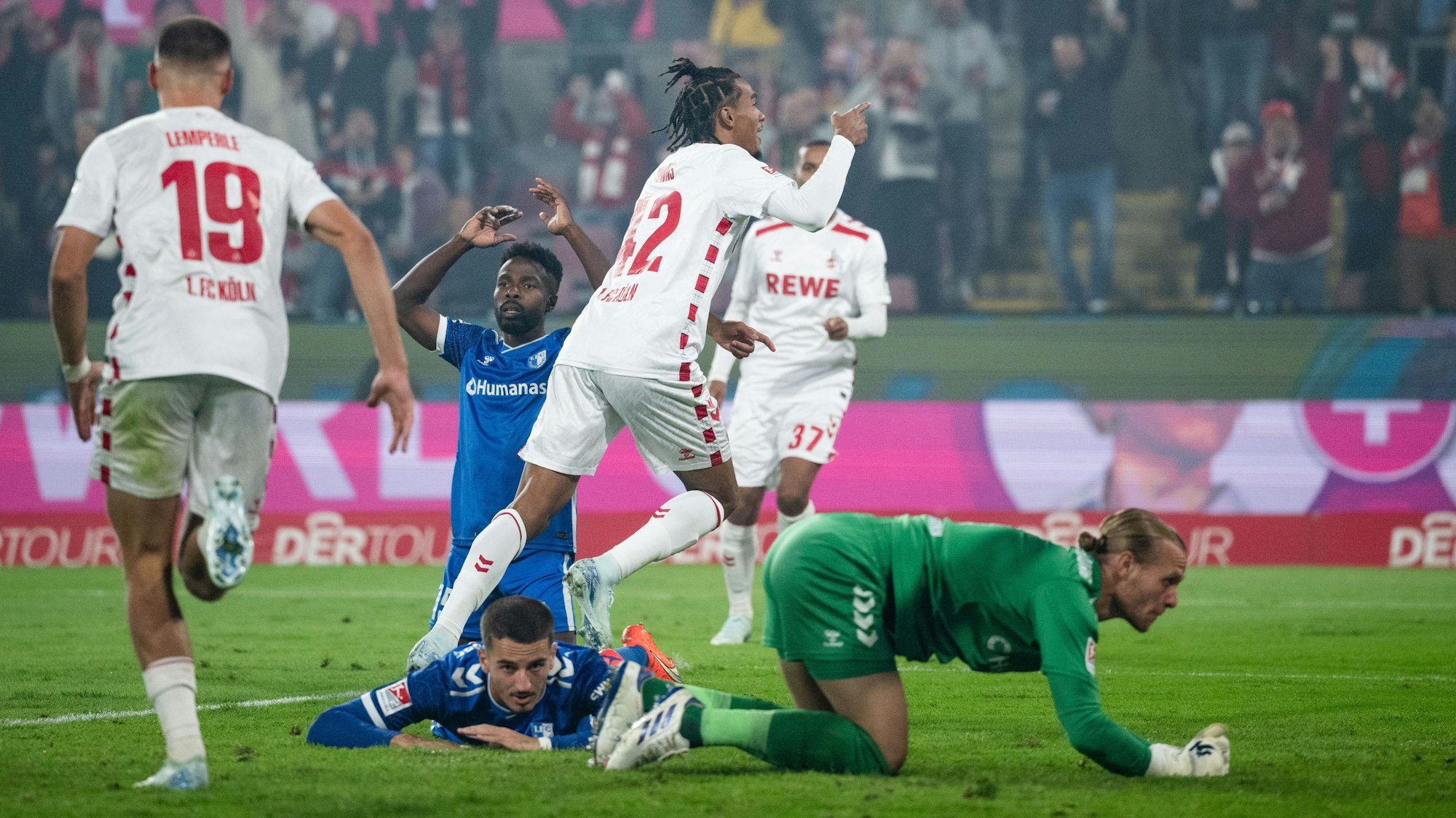 Kölns Torschütze Damion Downs (M) jubelt nach seinem Treffer zum 1:0.