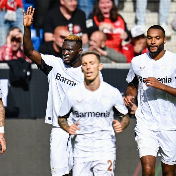 Leverkusens Torschütze Victor Boniface (2.v.l.) jubelt mit Mannschaftskollegen über das Tor zum 2:0.
