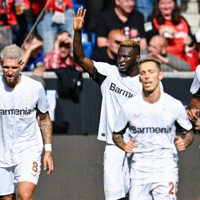 Leverkusens Torschütze Victor Boniface (2.v.l.) jubelt mit Mannschaftskollegen über das Tor zum 2:0.