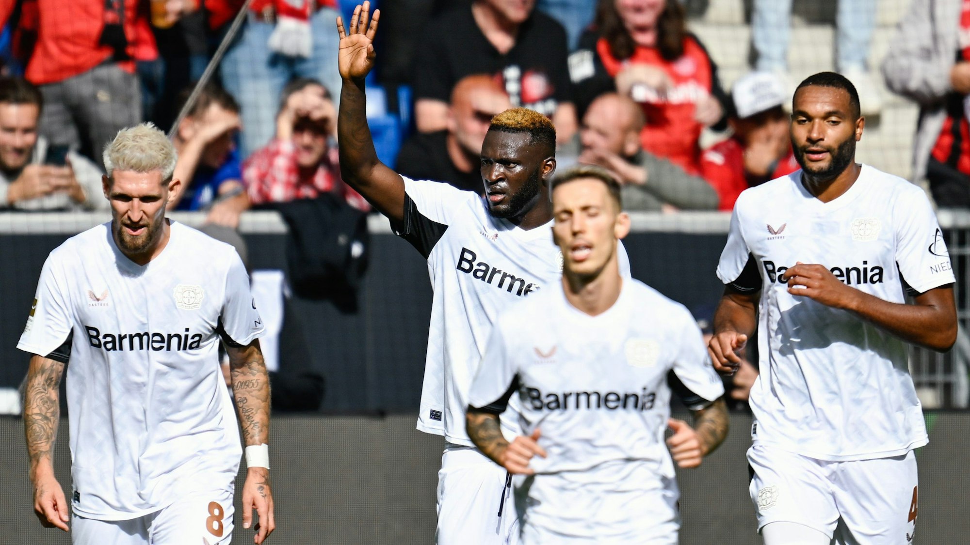 Leverkusens Torschütze Victor Boniface (2.v.l.) jubelt mit Mannschaftskollegen über das Tor zum 2:0.