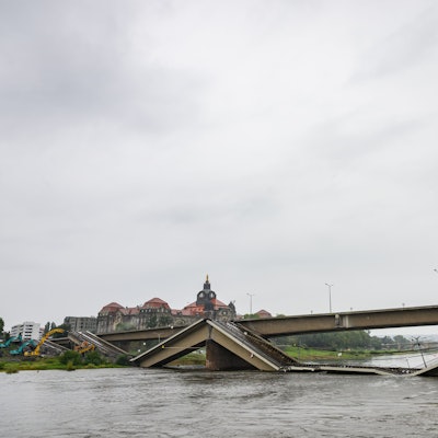 Mit Baggern werden weitere Teile der eingestürzten Carolabrücke abgerissen.