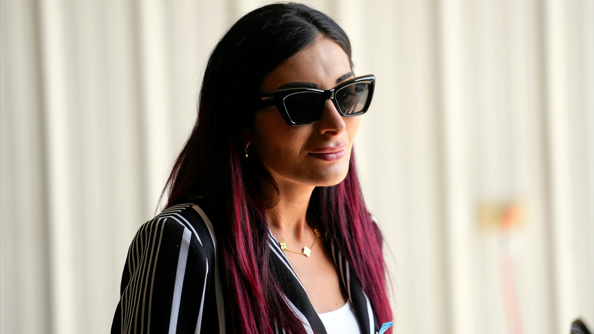 11.09.2024, USA, Shanksville: Laura Loomer sieht zu, wie der republikanische Präsidentschaftskandidat und ehemalige US-Präsident Trump die Shanksville Volunteer Fire Company in Shanksville, Pennsylvania, besucht.