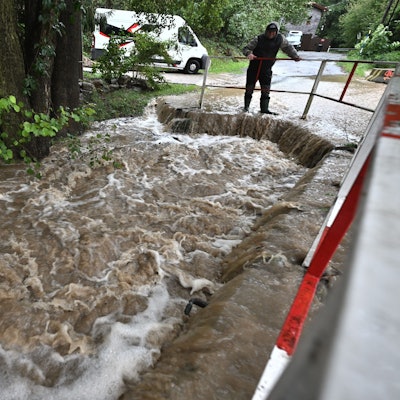 Nach extremen Regenfällen sind die Flusspegel in Tschechien stark angestiegen. Hier der Botič, ein Zufluss der Moldau.