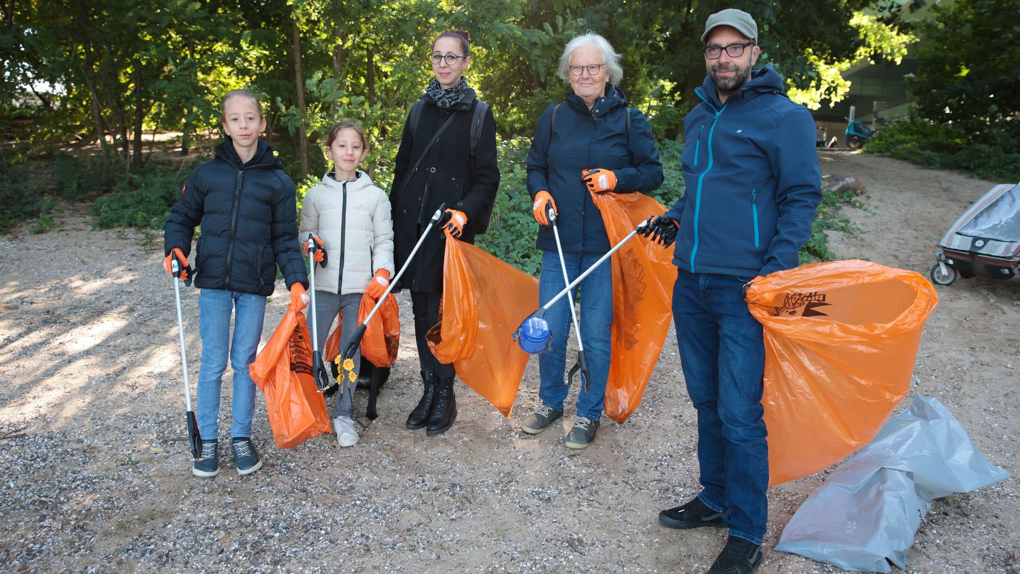 Drei Generationen packen an, Aurora mit ihrer Familie unter der Zoo-Brücke