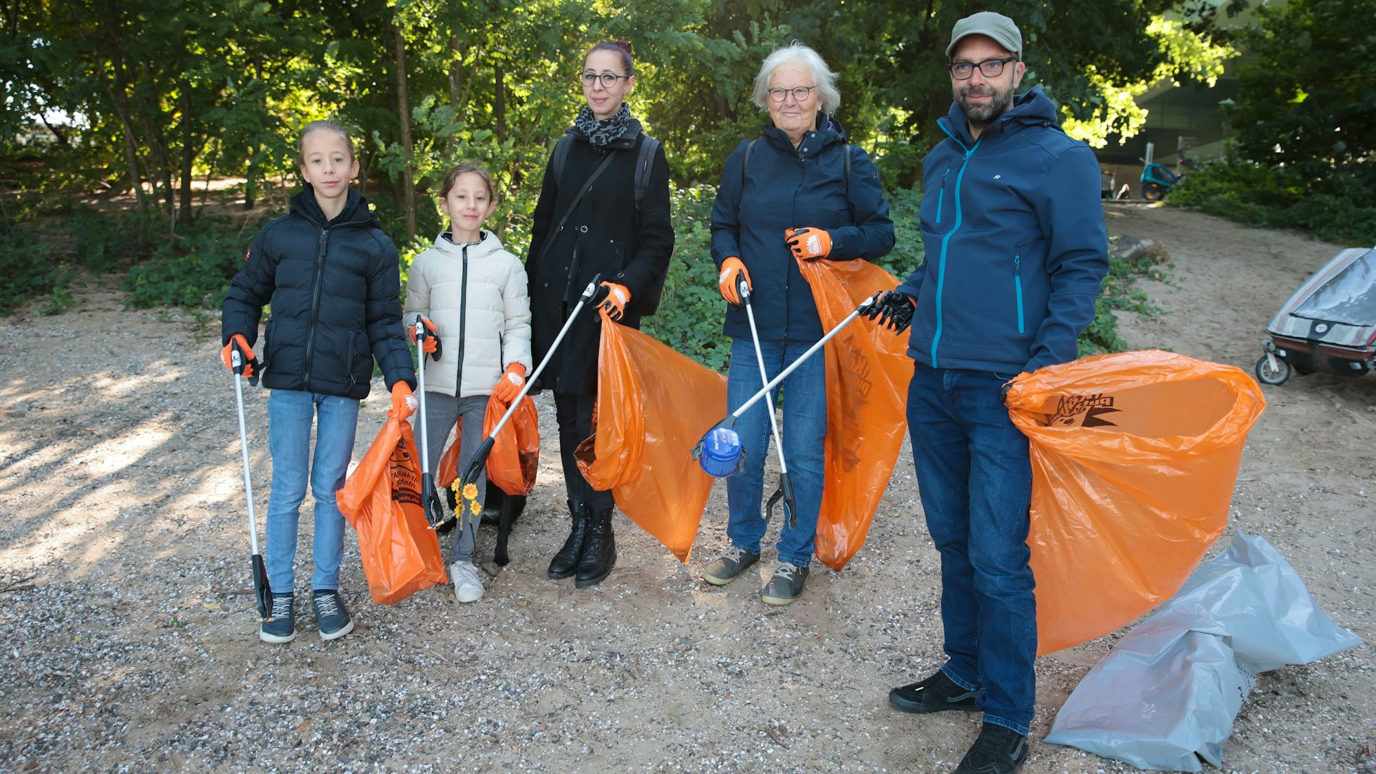 Drei Generationen packen an, Aurora mit ihrer Familie unter der Zoo-Brücke