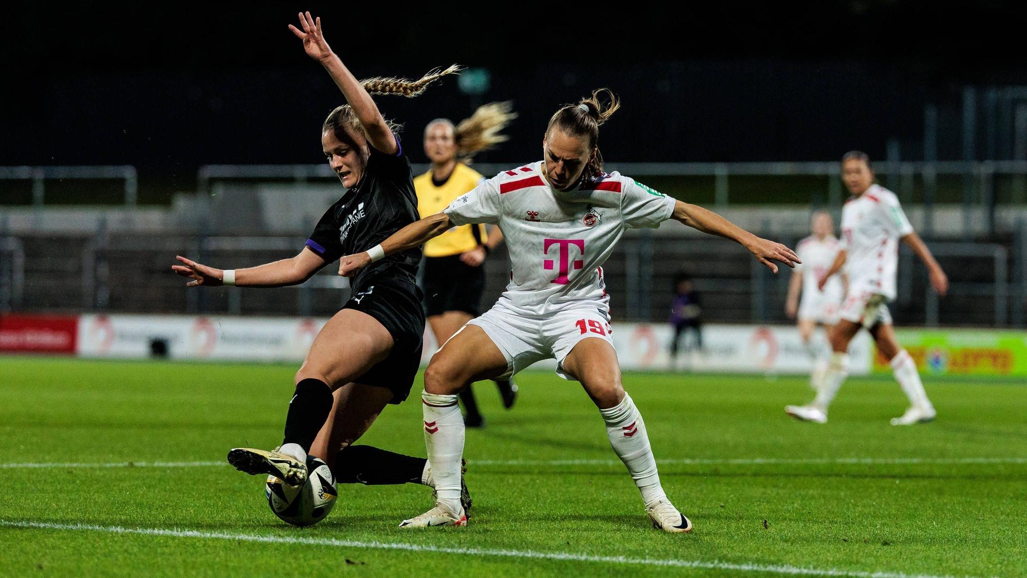GOOGLE PIXEL Frauen Bundesliga: 1. FC Köln - SGS Essen 15.09.2024 Zweikampf Paula Flach SGS Essen, 5, Dora Zeller 1. FC Köln, 19 GOOGLE PIXEL Frauen Bundesliga, 1. FC Köln - SGS Essen, Köln, Franz-Kremer-Stadion am 15.09.2024 DFB REGULATIONS PROHIBIT ANY USE OF PHOTOGRAPHS AS IMAGE SEQUENCES AND/OR QUASI-VIDEO. *** GOOGLE PIXEL Frauen Bundesliga 1 FC Köln SGS Essen 15 09 2024 duel Paula Flach SGS Essen, 5 , Dora Zeller 1 FC Köln, 19 GOOGLE PIXEL Frauen Bundesliga, 1 FC Köln SGS Essen, Köln, Franz Kremer Stadion am 15 09 2024 DFB REGULATIONS PROHIBIT ANY USE OF PHOTOGRAPHS AS IMAGE SEQUENCES AND OR QUASI VIDEO Copyright: xBEAUTIFULxSPORTS/Wunderlx