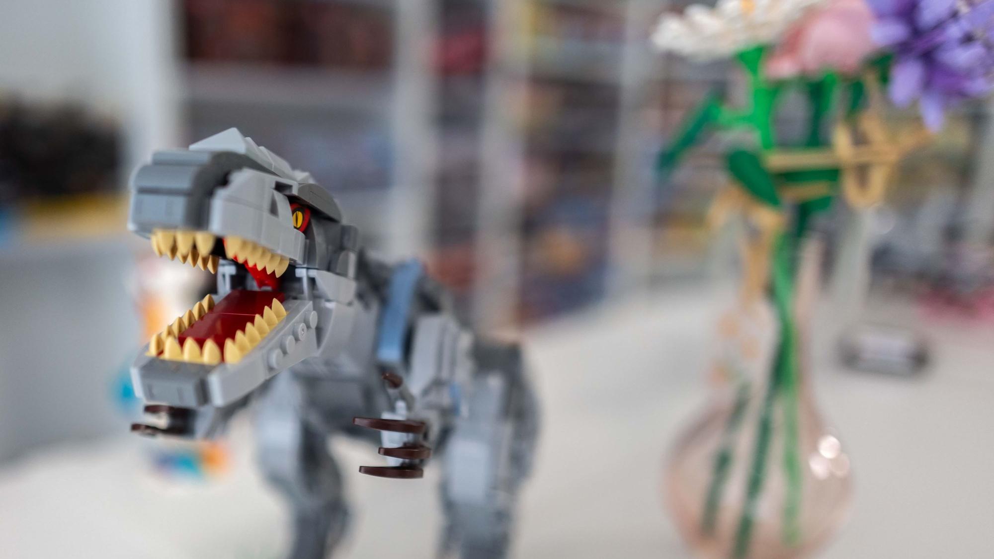 Aus Klemmbausteinen ist ein Dinosaurier gebaut worden.