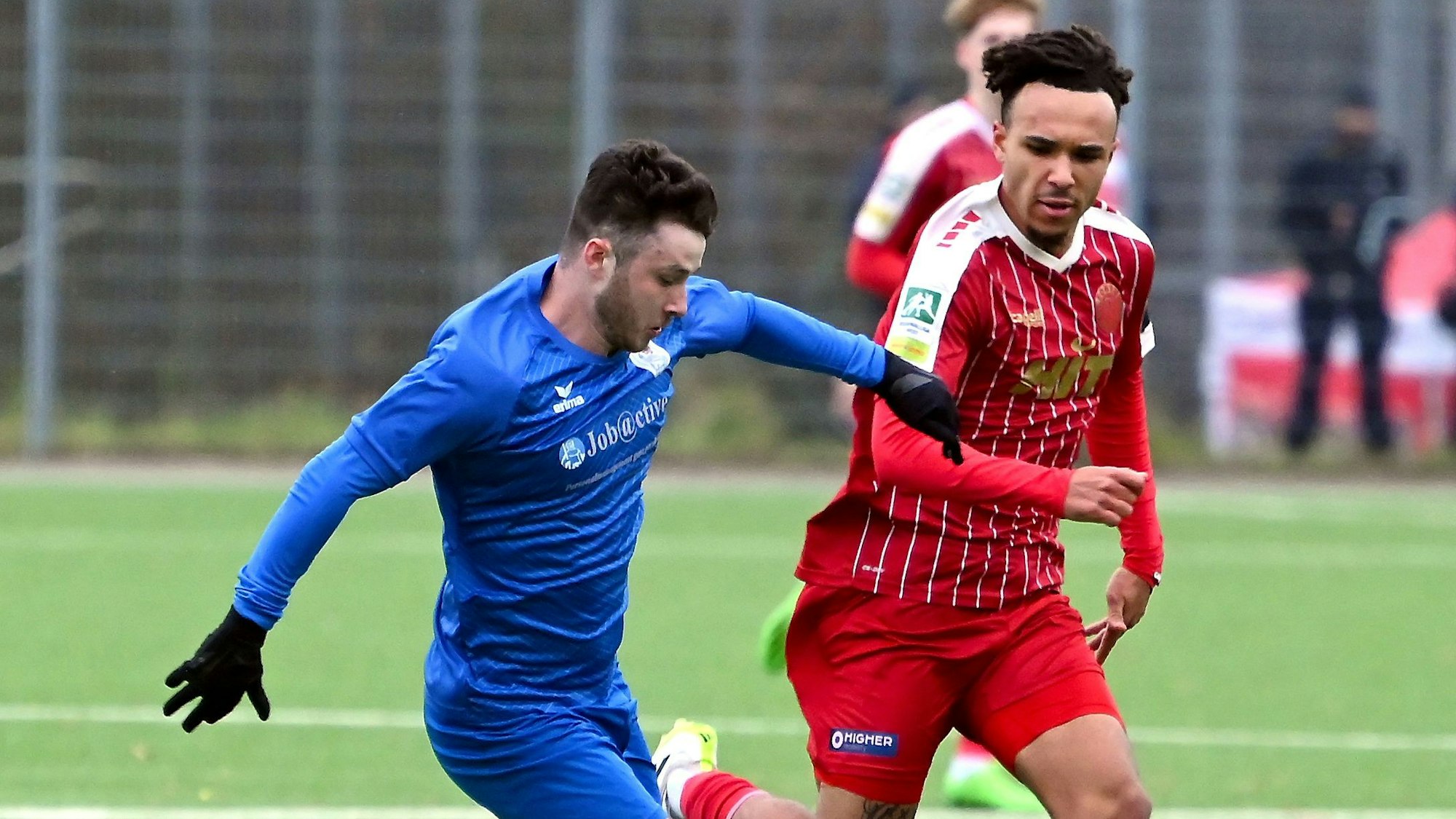 16.12.2023, Fussball Bitburger-Pokal
SV Bergfried Leverkusen - S.C. Fortuna Köln
links: Philipp Bigus (Bergfried)
rechts: Joshua Eze (Fortuna)
Foto: Uli Herhaus