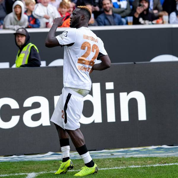 Leverkusens Victor Boniface tanzt an der Eckfahne nach dem 4:1 bei der TSG Hoffenheim.