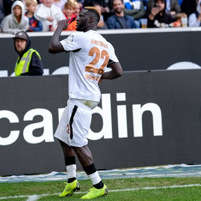 Leverkusens Victor Boniface tanzt an der Eckfahne nach dem 4:1 bei der TSG Hoffenheim.