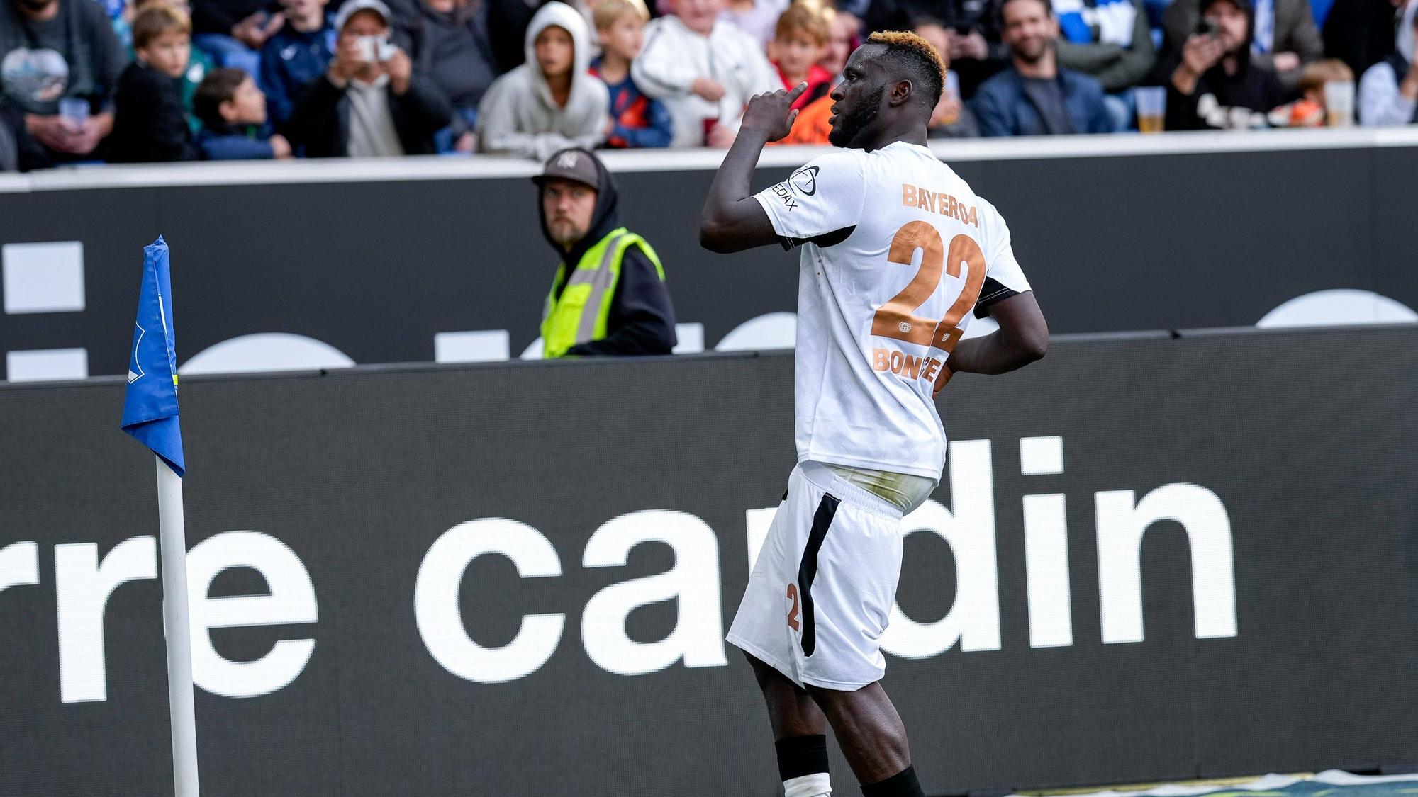 Leverkusens Victor Boniface tanzt an der Eckfahne nach dem 4:1 bei der TSG Hoffenheim.