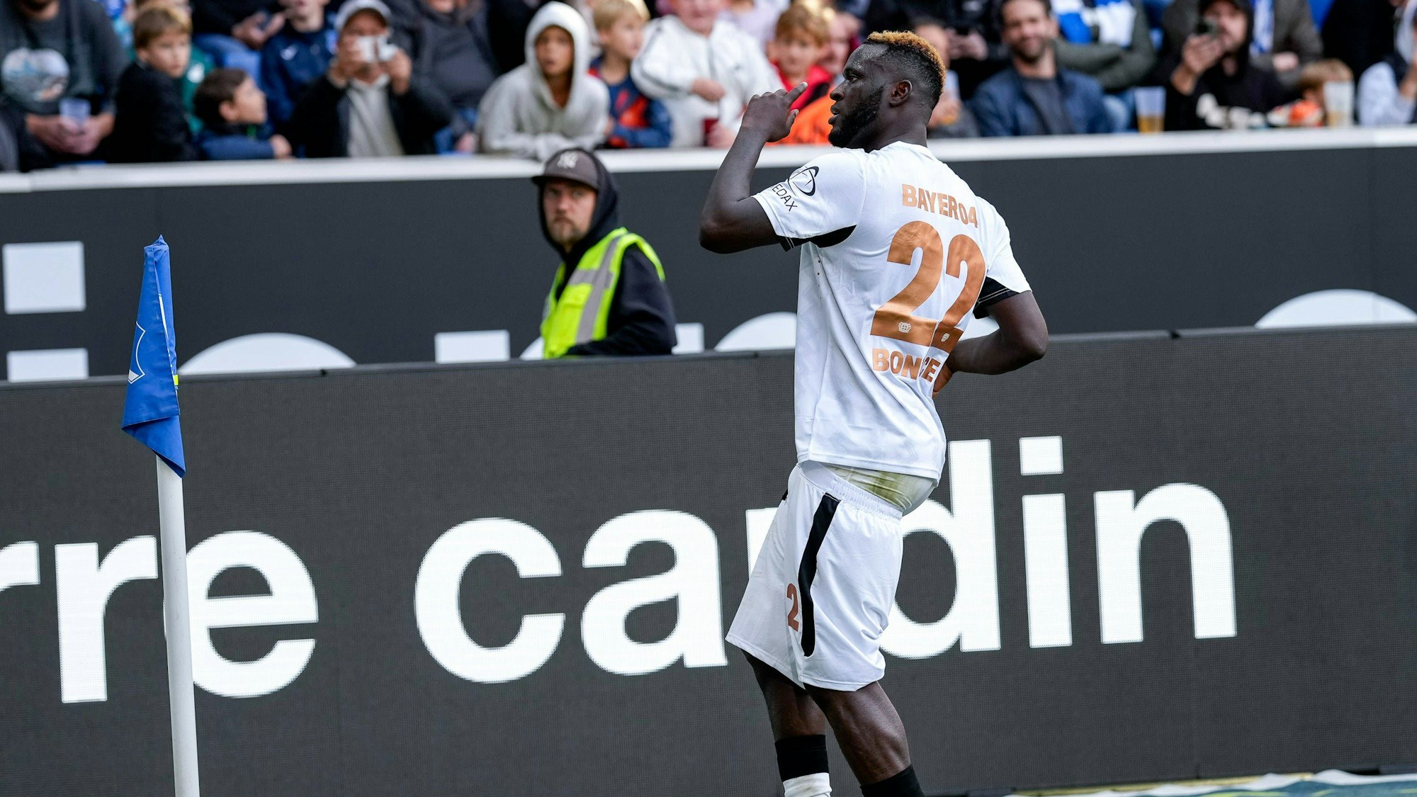 Leverkusens Victor Boniface tanzt an der Eckfahne nach dem 4:1 bei der TSG Hoffenheim.