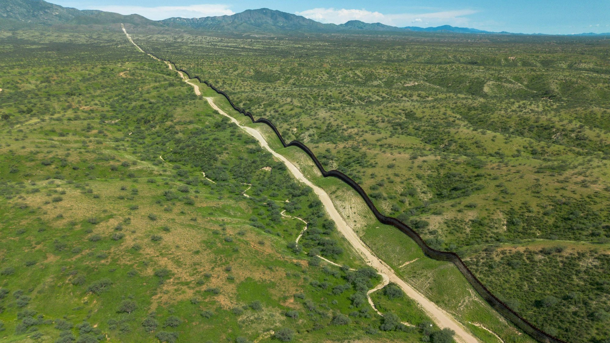 Der US-Grenzzaun zu Mexiko ist von Santa Cruz County, Arizona, in der Nähe von Nogales aus gesehen.