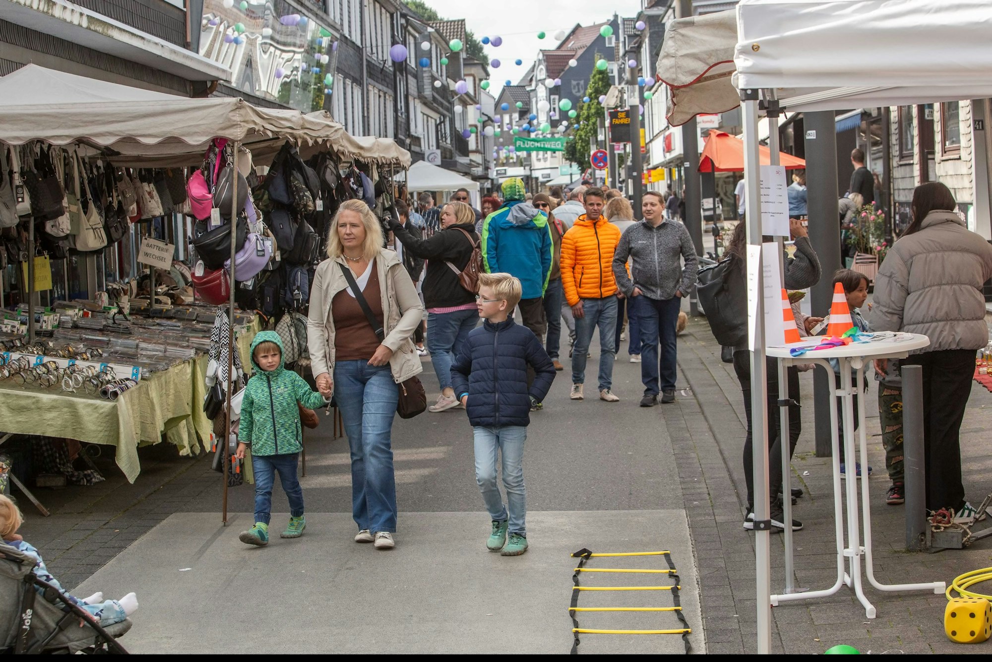 Das Foto zeigt Verkaufsstände und Fußgänger auf der Unteren Straße in Wipperfürth.