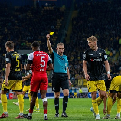 Gelbe Karte für Sidny Lopes Cabral FC Victoria Koeln, 05 TSV Alemannia Aachen vs. FC Viktoria Koeln, Fussball, 3. Liga, 5. Spieltag, Saison 2024/2025, 15.09.2024, TSV Alemannia Aachen vs. FC Viktoria Koeln, Fussball, 3. Liga, 5. Spieltag, Saison 2024/2025, 15.09.2024 Aachen *** Yellow card for Sidny Lopes Cabral FC Victoria Koeln, 05 TSV Alemannia Aachen vs FC Viktoria Koeln, Football, 3 Liga, Matchday 5, Season 2024 2025, 15 09 2024, TSV Alemannia Aachen vs FC Viktoria Koeln, Football, 3 Liga, Matchday 5, Season 2024 2025, 15 09 2024 Aachen Copyright: xEibner-Pressefoto/JustinxDerondex EP_JDU