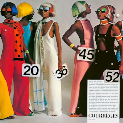 Sieben Models mit bunten Perücken halten Schilder mit Nummern.