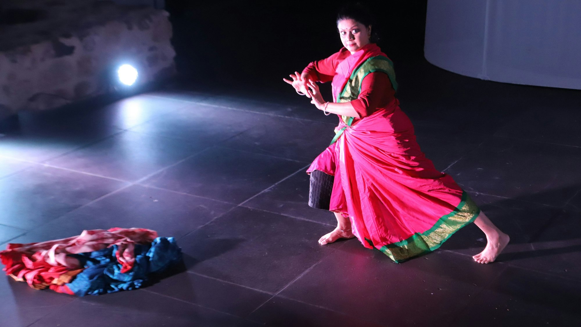 Eine Tänzerin bewegt sich, gekleidet in einen Sari.