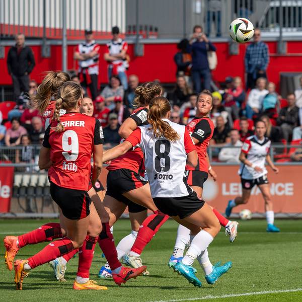 15.09.2024, Fussball: Google Pixel Frauen-Bundesliga, Saison 2024/2025, 03. Spieltag, Bayer 04 Leverkusen - Eintracht Frankfurt im Ulrich-Haberland-Stadion in Leverkusen. Aus dem Pulk heraus erziet Kristin Koegel Bayer 04 Leverkusen, 11 mit dem Kopf das Tor zum 2:0. Wichtiger Hinweis: Gemaess den Vorgaben der DFL Deutsche Fussball Liga bzw. des DFB Deutscher Fussball-Bund ist es untersagt, in dem Stadion und/oder vom Spiel angefertigte Fotoaufnahmen in Form von Sequenzbildern und/oder videoaehnlichen Fotostrecken zu verwerten bzw. verwerten zu lassen. Foto: Kirchner-Media/TH *** 15 09 2024, Fußball Google Pixel Frauen Bundesliga, Saison 2024 2025, 03 Spieltag, Bayer 04 Leverkusen Eintracht Frankfurt im Ulrich Haberland Stadion in Leverkusen From the crowd, Kristin Koegel scores Bayer 04 Leverkusen, 11 with her head to make the score 2 0 Important note In accordance with the regulations of the DFL German Football League and the DFB German Football Association, it is prohibited to use or have used photographs taken in the stadium and / or of the match in the form of sequential images and / or video-like photo series Foto Kirchner Media TH Copyright: xKirchner-Media/THx
