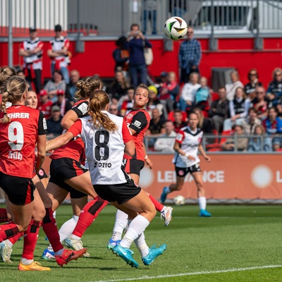 15.09.2024, Fussball: Google Pixel Frauen-Bundesliga, Saison 2024/2025, 03. Spieltag, Bayer 04 Leverkusen - Eintracht Frankfurt im Ulrich-Haberland-Stadion in Leverkusen. Aus dem Pulk heraus erziet Kristin Koegel Bayer 04 Leverkusen, 11 mit dem Kopf das Tor zum 2:0. Wichtiger Hinweis: Gemaess den Vorgaben der DFL Deutsche Fussball Liga bzw. des DFB Deutscher Fussball-Bund ist es untersagt, in dem Stadion und/oder vom Spiel angefertigte Fotoaufnahmen in Form von Sequenzbildern und/oder videoaehnlichen Fotostrecken zu verwerten bzw. verwerten zu lassen. Foto: Kirchner-Media/TH *** 15 09 2024, Fußball Google Pixel Frauen Bundesliga, Saison 2024 2025, 03 Spieltag, Bayer 04 Leverkusen Eintracht Frankfurt im Ulrich Haberland Stadion in Leverkusen From the crowd, Kristin Koegel scores Bayer 04 Leverkusen, 11 with her head to make the score 2 0 Important note In accordance with the regulations of the DFL German Football League and the DFB German Football Association, it is prohibited to use or have used photographs taken in the stadium and / or of the match in the form of sequential images and / or video-like photo series Foto Kirchner Media TH Copyright: xKirchner-Media/THx