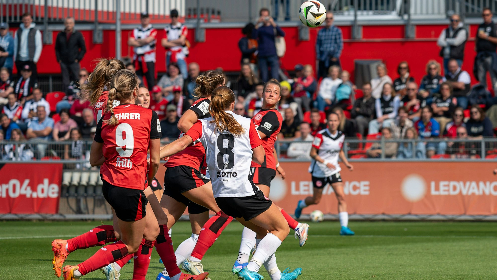 15.09.2024, Fussball: Google Pixel Frauen-Bundesliga, Saison 2024/2025, 03. Spieltag, Bayer 04 Leverkusen - Eintracht Frankfurt im Ulrich-Haberland-Stadion in Leverkusen. Aus dem Pulk heraus erziet Kristin Koegel Bayer 04 Leverkusen, 11 mit dem Kopf das Tor zum 2:0. Wichtiger Hinweis: Gemaess den Vorgaben der DFL Deutsche Fussball Liga bzw. des DFB Deutscher Fussball-Bund ist es untersagt, in dem Stadion und/oder vom Spiel angefertigte Fotoaufnahmen in Form von Sequenzbildern und/oder videoaehnlichen Fotostrecken zu verwerten bzw. verwerten zu lassen. Foto: Kirchner-Media/TH *** 15 09 2024, Fußball Google Pixel Frauen Bundesliga, Saison 2024 2025, 03 Spieltag, Bayer 04 Leverkusen Eintracht Frankfurt im Ulrich Haberland Stadion in Leverkusen From the crowd, Kristin Koegel scores Bayer 04 Leverkusen, 11 with her head to make the score 2 0 Important note In accordance with the regulations of the DFL German Football League and the DFB German Football Association, it is prohibited to use or have used photographs taken in the stadium and / or of the match in the form of sequential images and / or video-like photo series Foto Kirchner Media TH Copyright: xKirchner-Media/THx