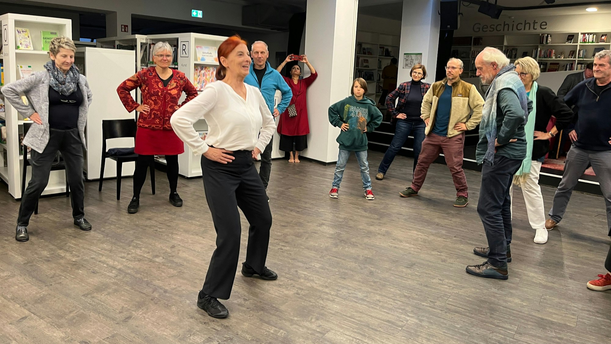 Eine Tänzerin animierte das Publikum zum Mitmachen.