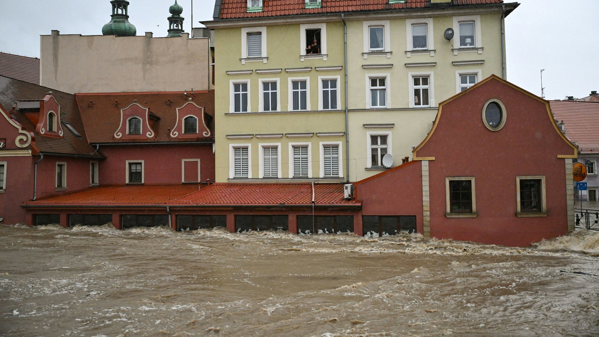Klodzko: Überschwemmte Straßen nach den schweren Regenfällen, die zu Überschwemmungen führten. Die nächsten 24-36 Stunden werden für die südlichen Regionen Polens, die Rekordregenfälle erleben, entscheidend sein.