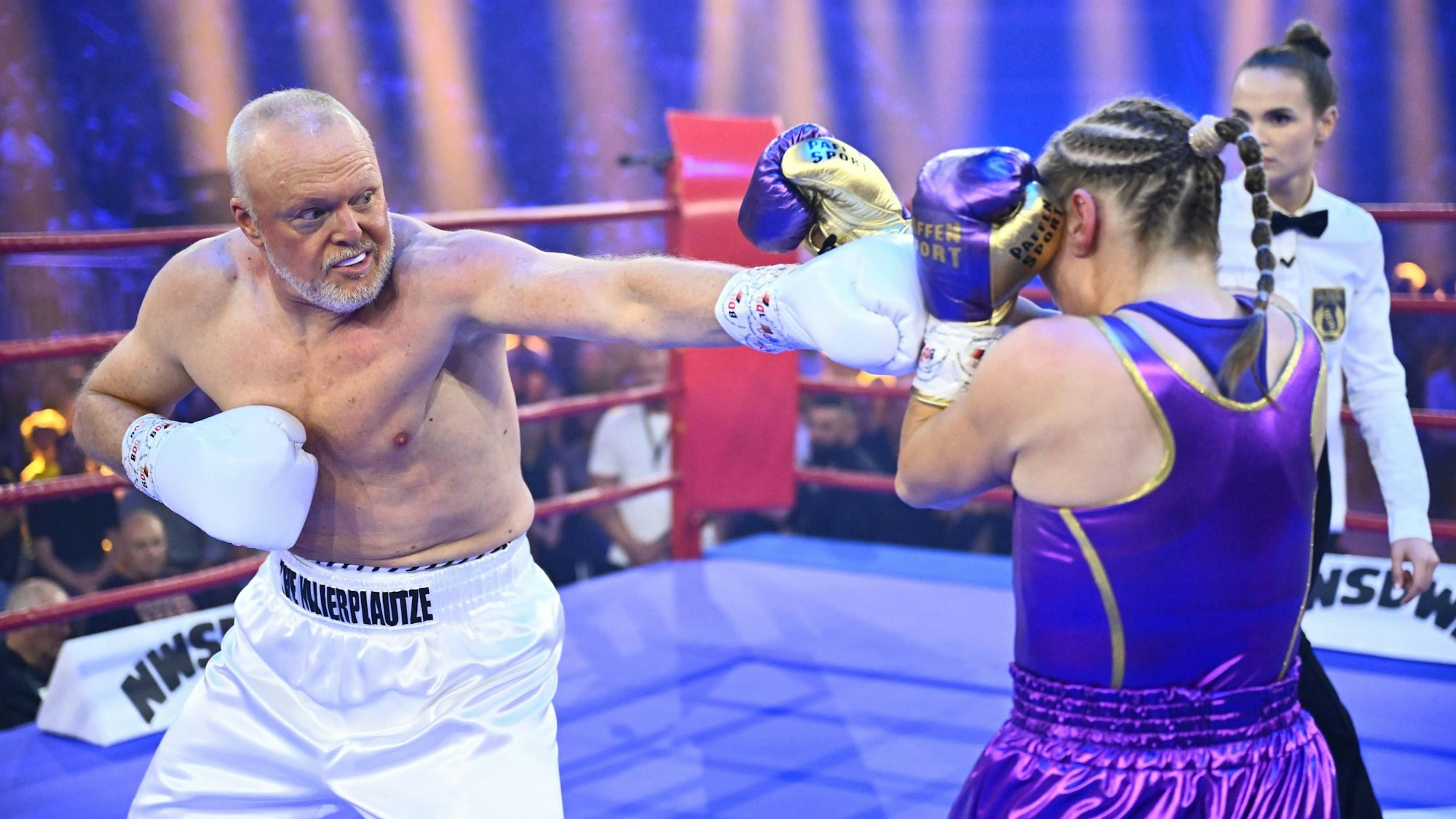 Entertainer Stefan Raab boxt gegen Boxweltmeisterin Regina Halmich bei einem Show Boxkampf im PSD Bank Dome.
