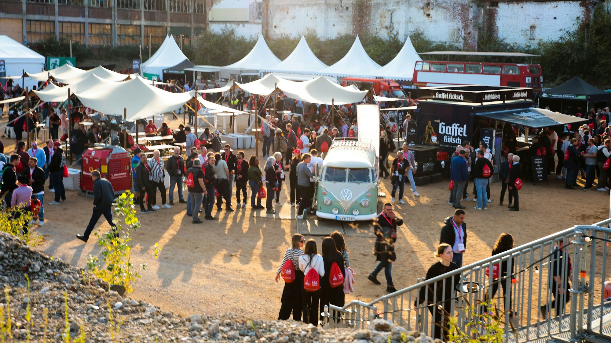 Auf freiem Gelände an der Deutz-Mülheimer Straße, auf dem die Industriehallen der Deutz AG lange Zeit zuvor standen, entstand ein Festival-Gelände.