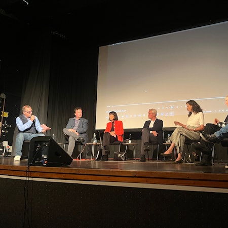 Mehrere Menschen sitzen auf der Bühne im Theater am Park in Eitorf.