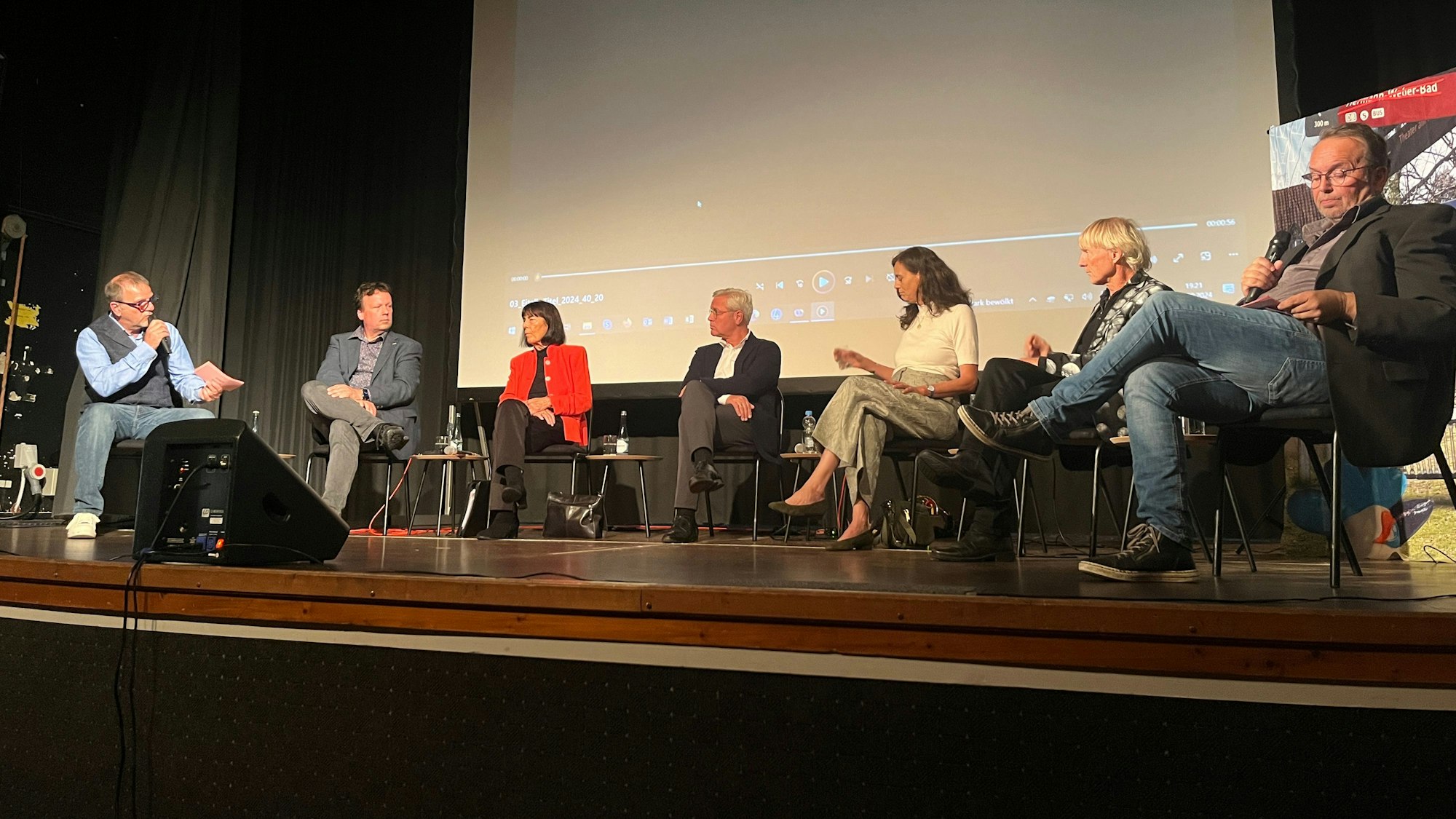 Mehrere Menschen sitzen auf der Bühne im Theater am Park in Eitorf.