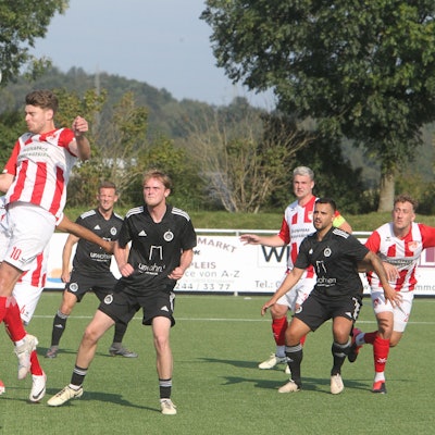 Nach einer Ecke setzt hier der Oberpleiser Nikolas Klosterhalfen zum Kopfball an.