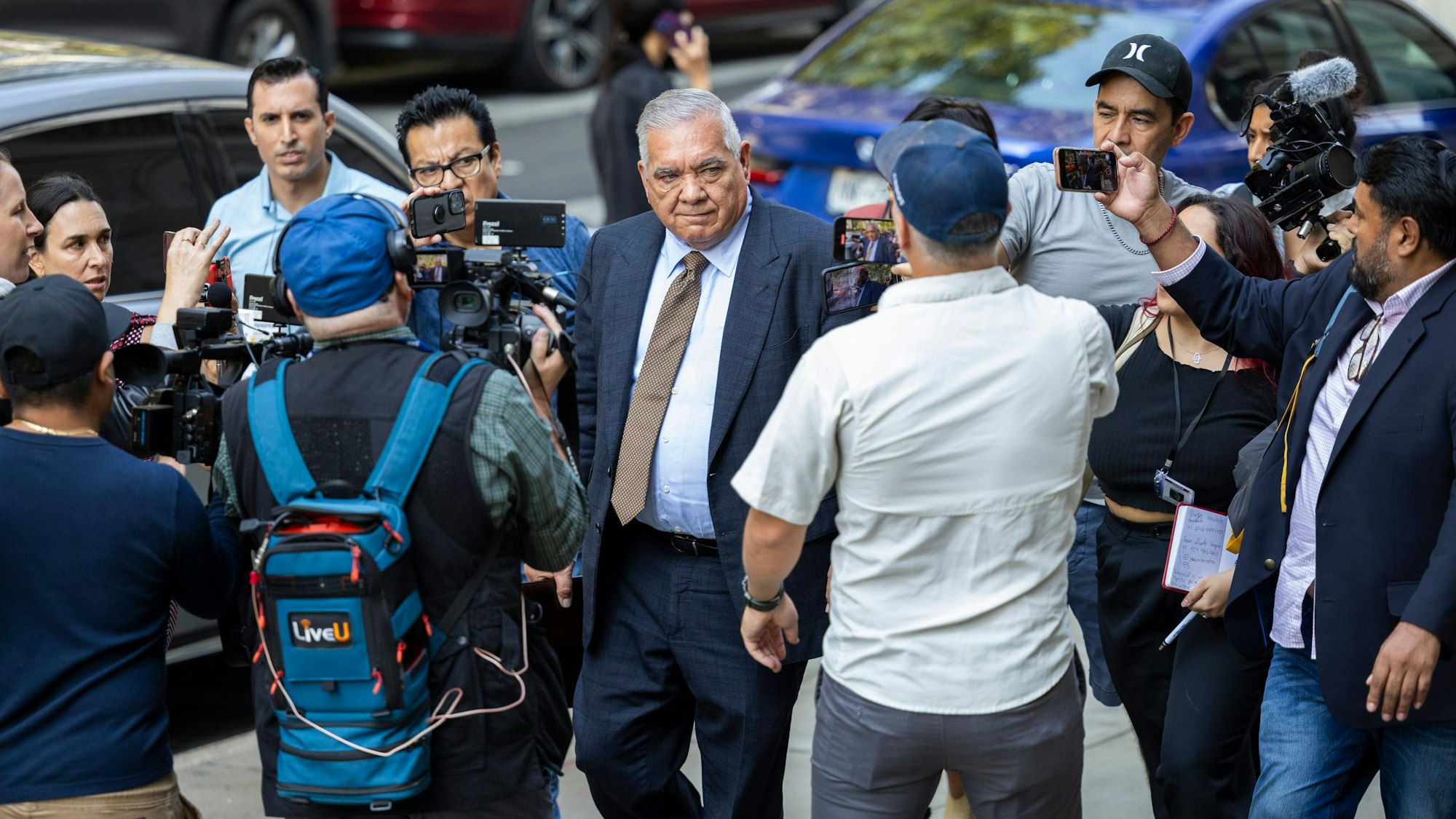 13.09.2024, USA, New York: Frank Perez (M), Anwalt des Drogenbosses Ismael «El Mayo» Zambada, verlässt das Bundesgericht in Brooklyn nach Zambadas Anklageerhebung. «El Mayo» Zambada ist einer der Anführer des Sinaloa-Drogenkartells.