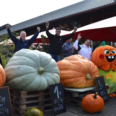 Kürbiswettwiegen auf dem Krewelshof in Lohmar.
Andreas Wild aus Lindlar freut sich über den Hauptpreis - er hatte den schwersten, grünen Kürbis der Welt mitgebracht.