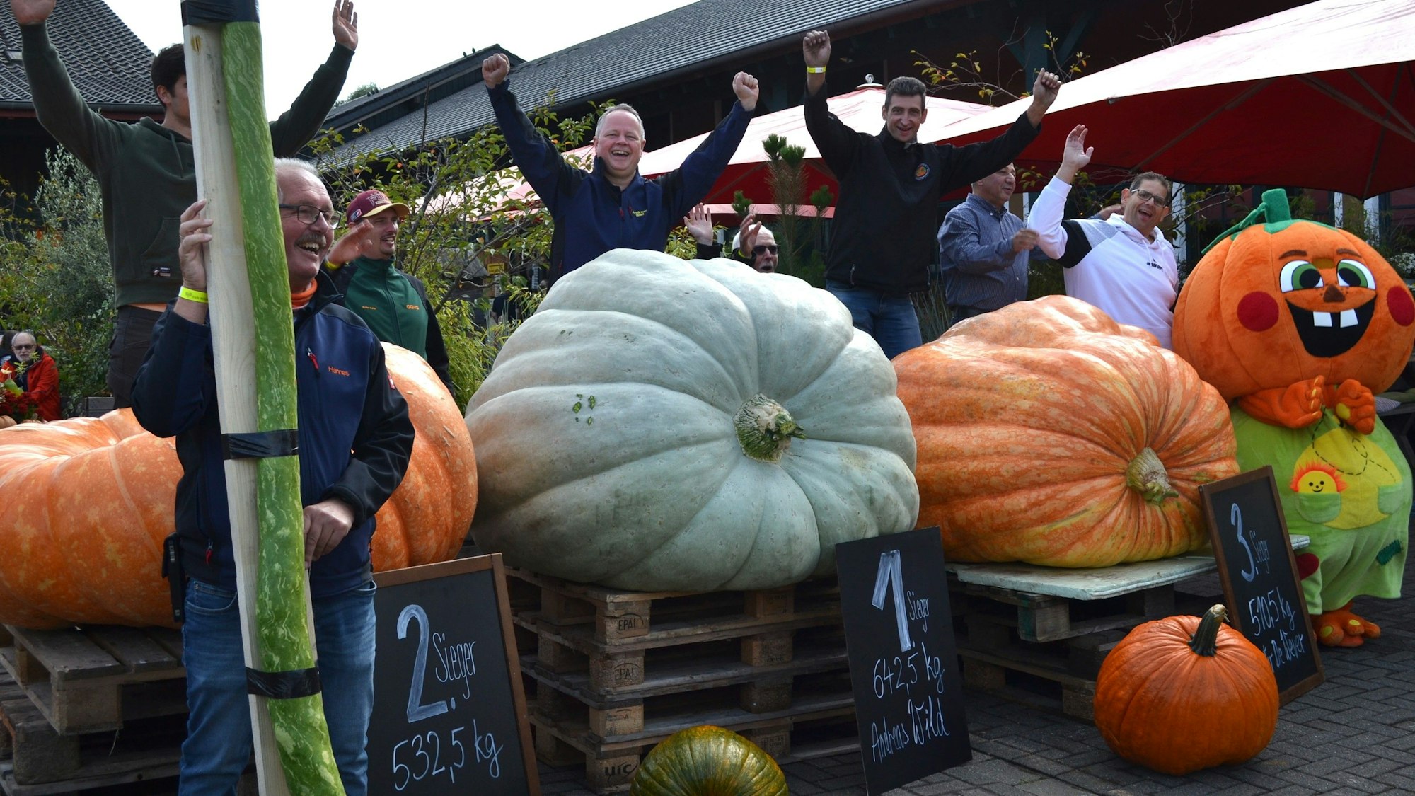 Kürbiswettwiegen auf dem Krewelshof in Lohmar.
Andreas Wild aus Lindlar freut sich über den Hauptpreis - er hatte den schwersten, grünen Kürbis der Welt mitgebracht.
