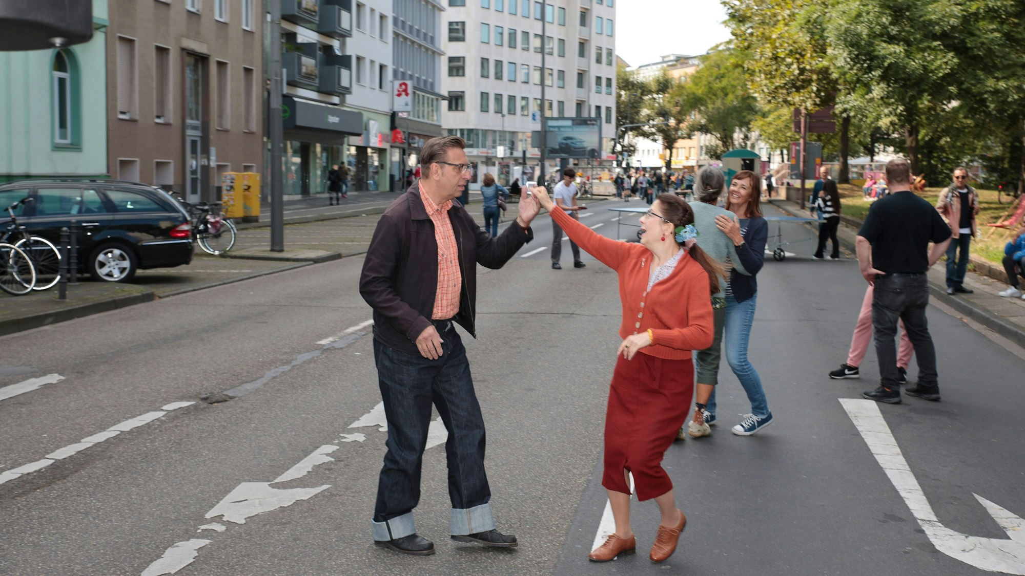 Auf dem für den Fahrzeugverkehr gesperrten Ring wurde auch getanzt.
