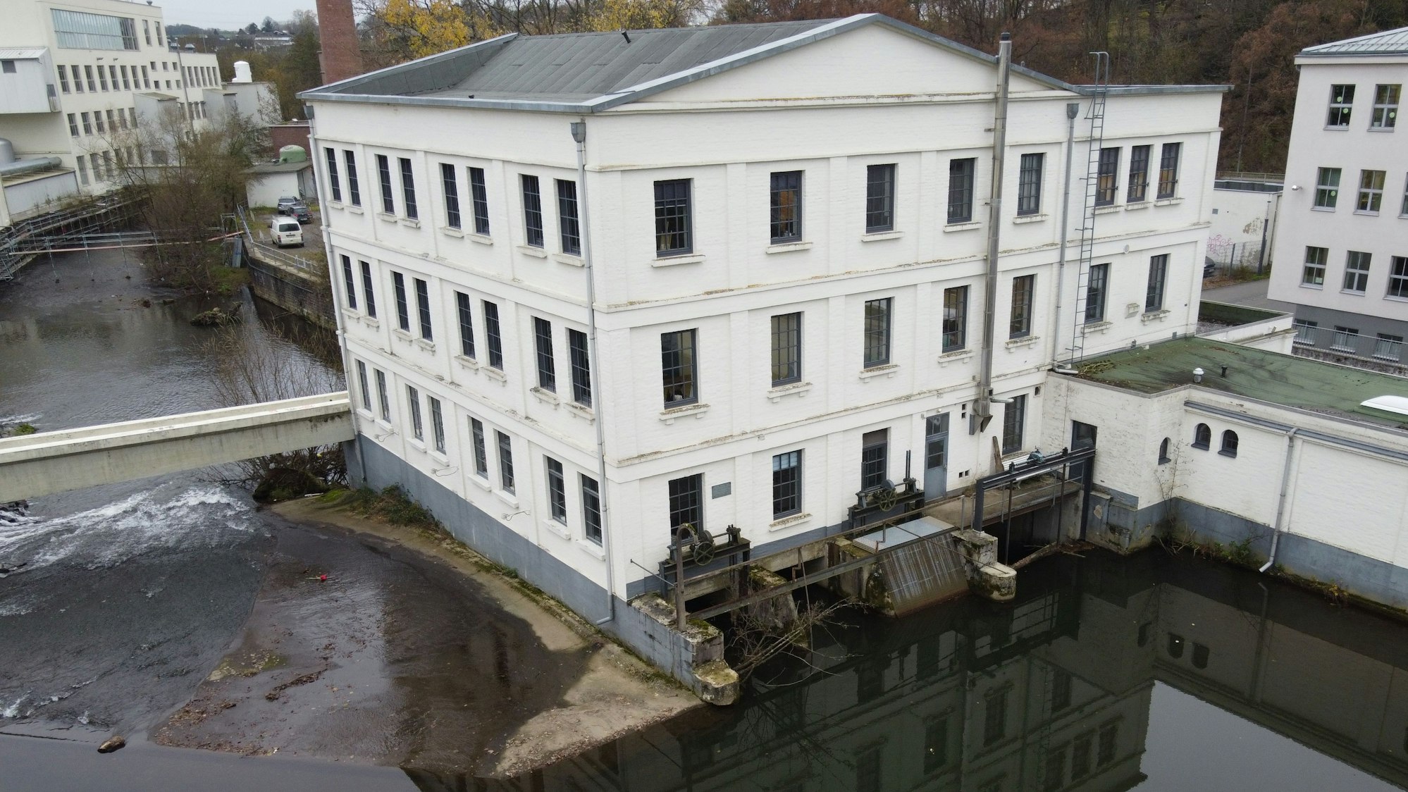 Das Foto zeigt das Alte Turbinenhaus an der Wupper mitsamt dem Wehr.