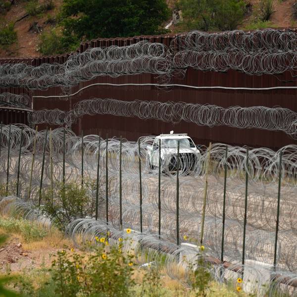 Ein Fahrzeug fährt am 25. Juni 2024 in Nogales, Arizona, entlang der US-amerikanischen Seite der US-Mexiko-Grenzmauer.