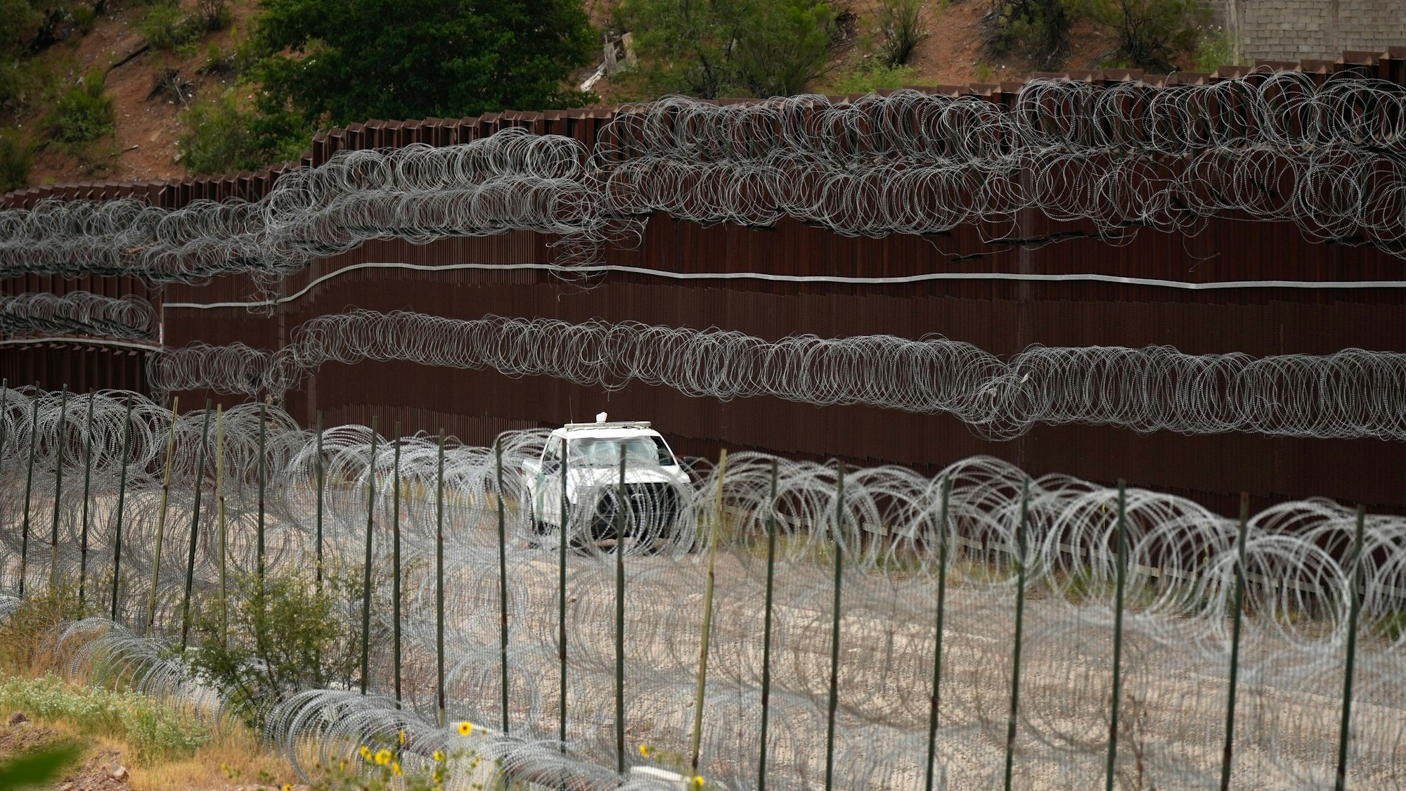 Ein Fahrzeug fährt am 25. Juni 2024 in Nogales, Arizona, entlang der US-amerikanischen Seite der US-Mexiko-Grenzmauer.