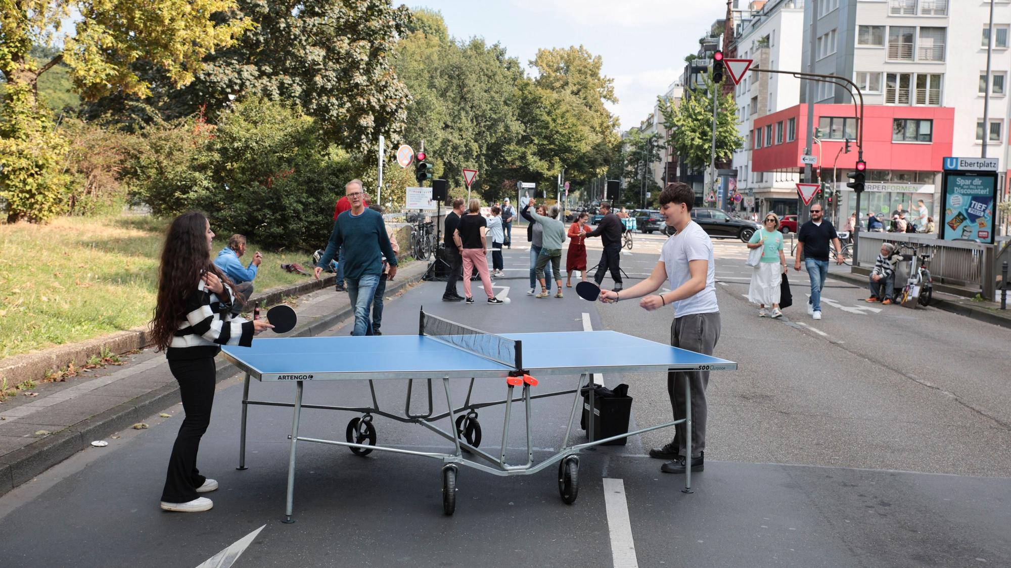 Tischtennis statt Autoverkehr: Die „Freiraumaktion“ der Initiative „Free Ebi“ zwischen Ebertplatz und Eigelstein.